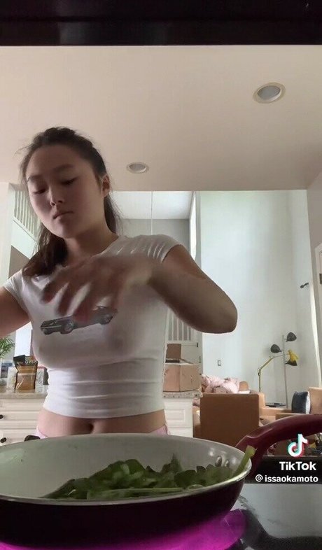 Naakte gelekte OnlyFans-foto van Issa Okamoto