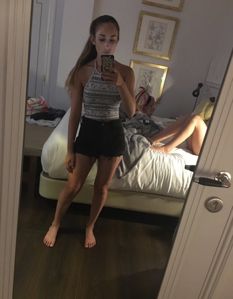 Naakte gelekte OnlyFans-foto van Leila Saltzman