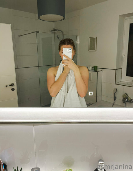Naakte gelekte OnlyFans-foto van Asmrjanina