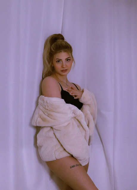 Naakte gelekte OnlyFans-foto van Asmrjanina