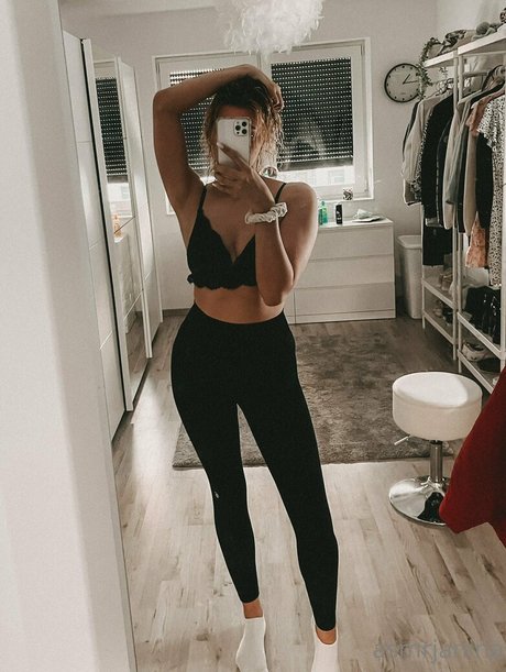 Naakte gelekte OnlyFans-foto van Asmrjanina