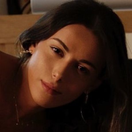 Naakte gelekte OnlyFans-foto van Emily Narizinho