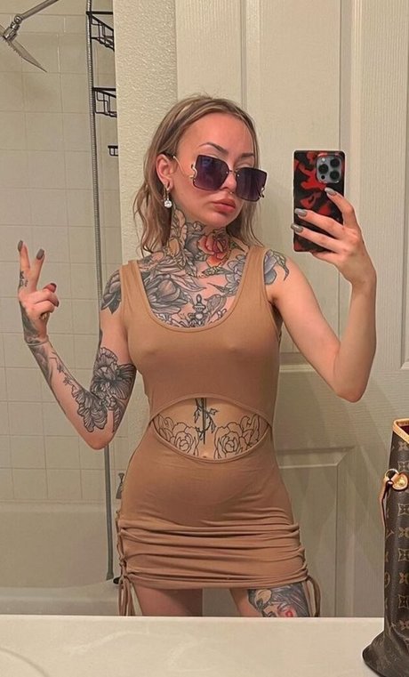 Naakte gelekte OnlyFans-foto van Elyse Summer