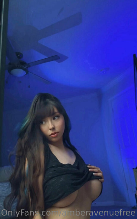 Naakte gelekte OnlyFans-foto van Amberavenuefree