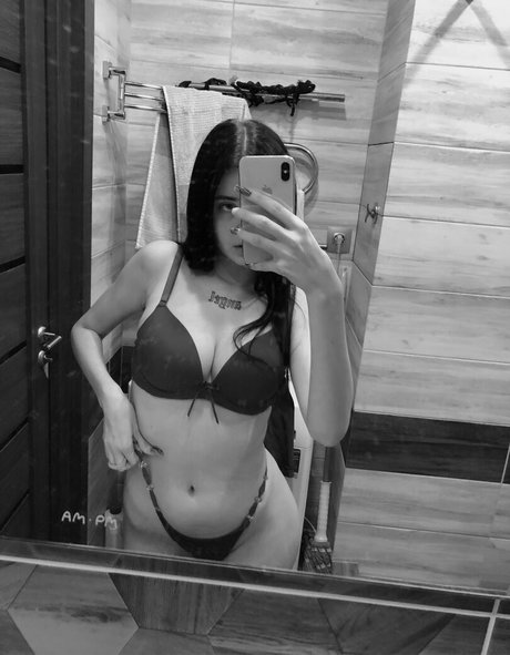 Naakte gelekte OnlyFans-foto van Babytori