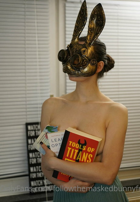 Naakte gelekte OnlyFans-foto van Followthemaskedbunnyfree