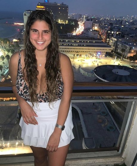 Naakte gelekte OnlyFans-foto van Coral Hagag