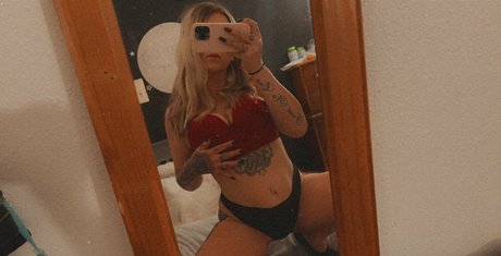 Naakte gelekte OnlyFans-foto van Tattedprincess1998