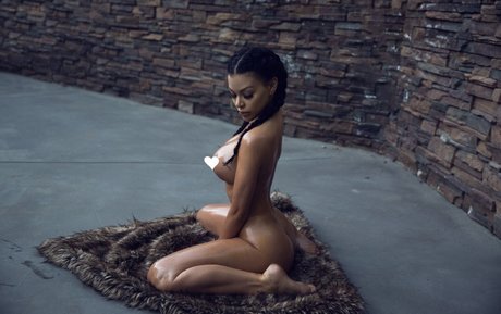 Naakte gelekte OnlyFans-foto van Vivian Kindle