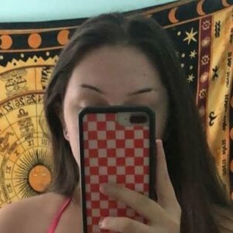 Naakte gelekte OnlyFans-foto van Emmarach