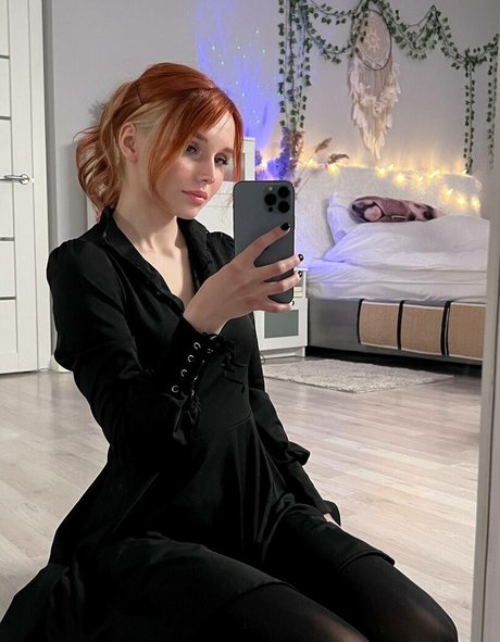 Naakte gelekte OnlyFans-foto van Smorodinova