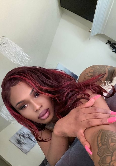 Naakte gelekte OnlyFans-foto van Binababyfree