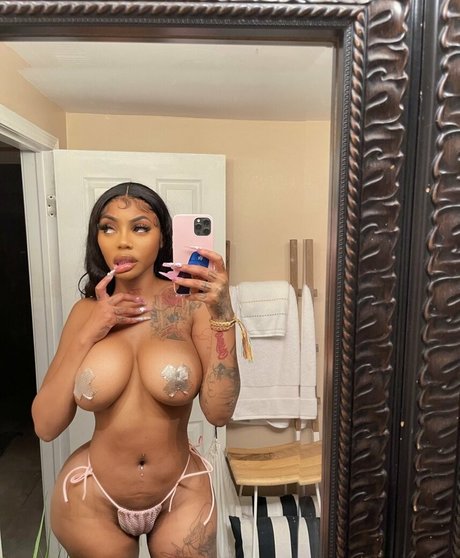 Naakte gelekte OnlyFans-foto van Brandisheri
