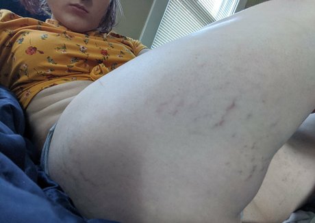 Naakte gelekte OnlyFans-foto van Silinisquish