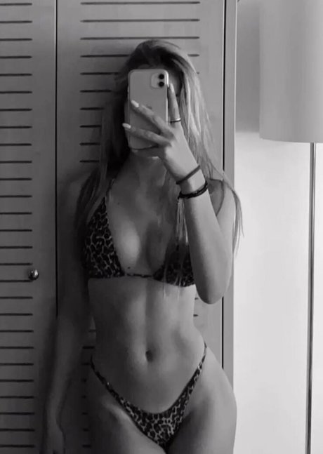 Naakte gelekte OnlyFans-foto van Arthemis Cuibari
