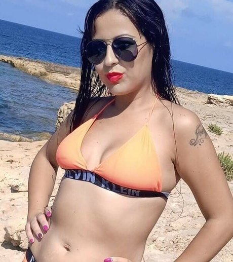 Naakte gelekte OnlyFans-foto van Maltese Girls