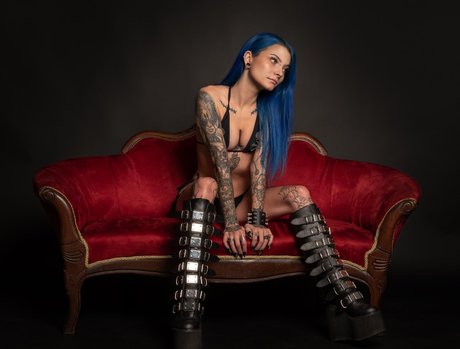 Naakte gelekte OnlyFans-foto van Justine Schiavone
