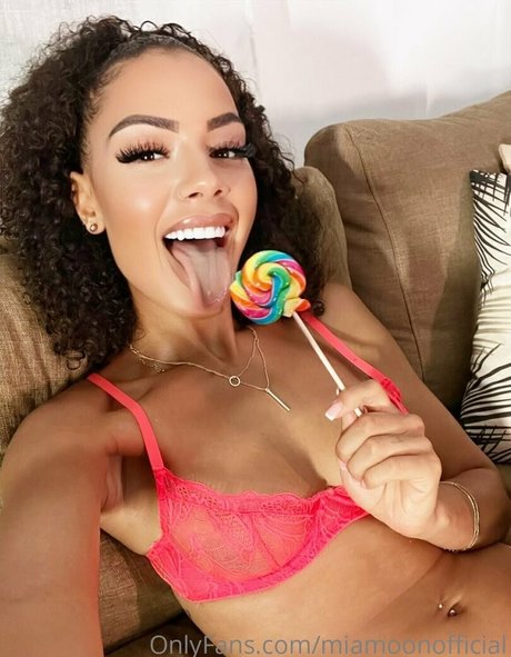Naakte gelekte OnlyFans-foto van Miamoonofficial