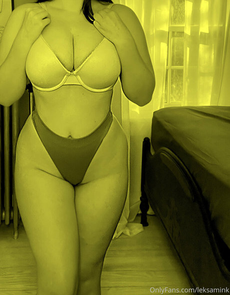Naakte gelekte OnlyFans-foto van Leksamink