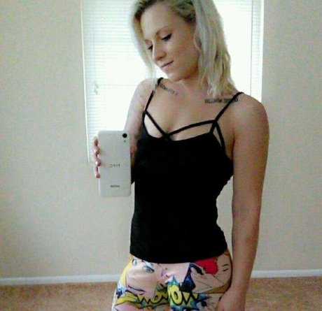 Naakte gelekte OnlyFans-foto van Katiiemae