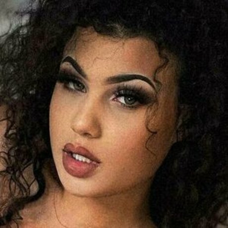 Naakte gelekte OnlyFans-foto van Bustyyyyy