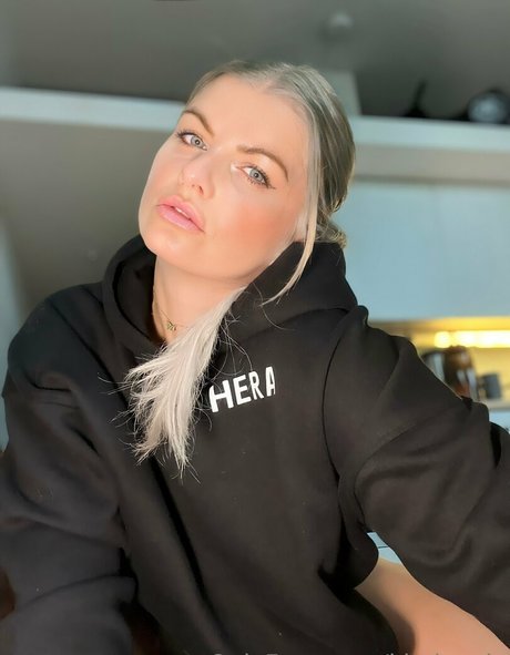 Naakte gelekte OnlyFans-foto van Housewifekim