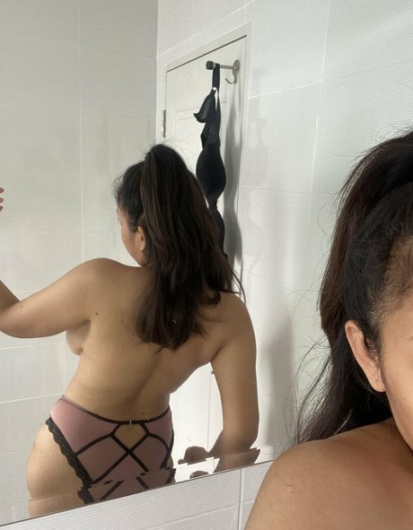 Naakte gelekte OnlyFans-foto van Aoy Chitchanok