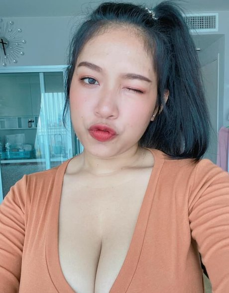 Naakte gelekte OnlyFans-foto van Aoy Chitchanok