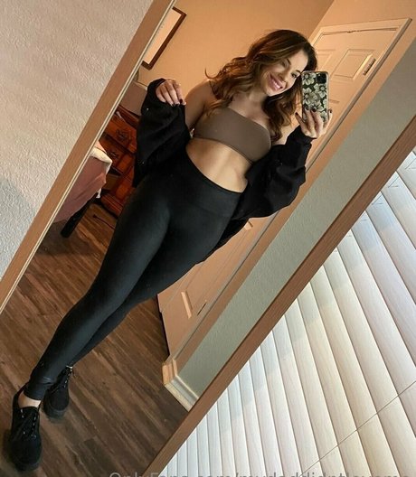 Naakte gelekte OnlyFans-foto van Babyjeanise