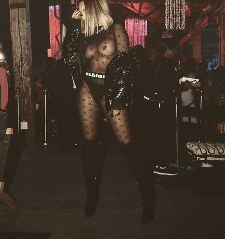 Naakte gelekte OnlyFans-foto van Pearl Thusi