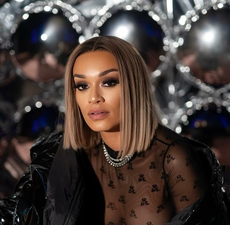 Naakte gelekte OnlyFans-foto van Pearl Thusi