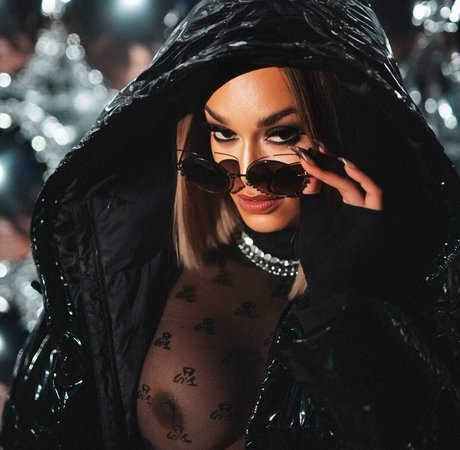 Naakte gelekte OnlyFans-foto van Pearl Thusi
