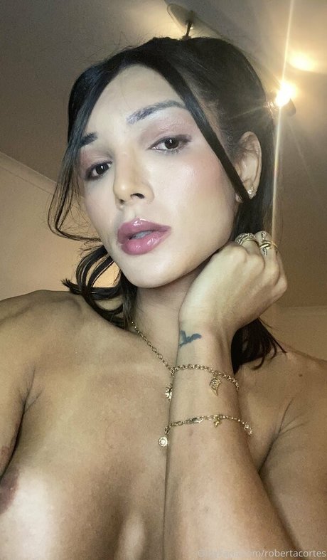 Naakte gelekte OnlyFans-foto van Robertacortes