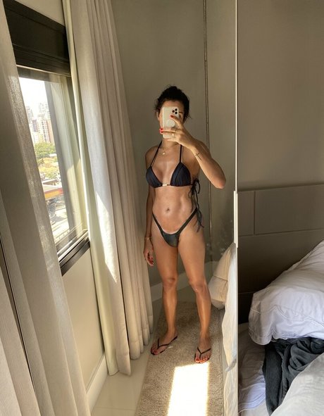 Naakte gelekte OnlyFans-foto van Robertacortes
