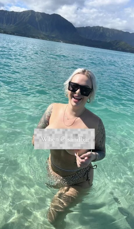 Naakte gelekte OnlyFans-foto van Dahliainwonderland