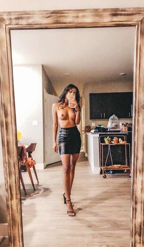 Naakte gelekte OnlyFans-foto van Kathiana