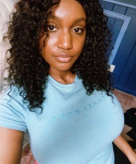 Naakte gelekte OnlyFans-foto van Riv Jones