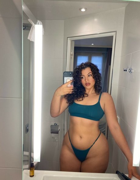 Naakte gelekte OnlyFans-foto van Valeria Vendetta