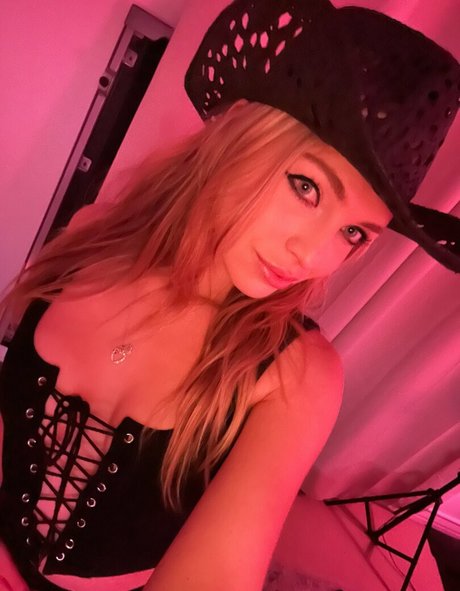 Naakte gelekte OnlyFans-foto van Loveachloe