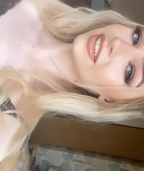 Naakte gelekte OnlyFans-foto van Heyitzrachael