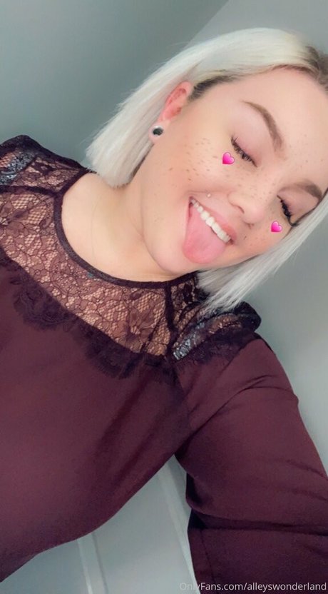 Naakte gelekte OnlyFans-foto van Alleyswonderland