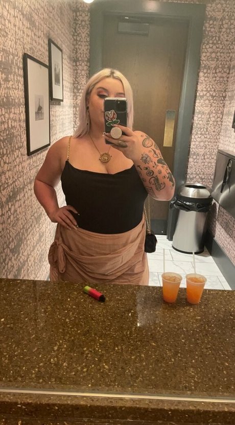 Naakte gelekte OnlyFans-foto van Alleyswonderland