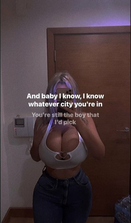 Naakte gelekte OnlyFans-foto van Karina Grinberryall