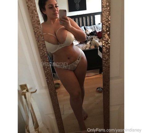 Naakte gelekte OnlyFans-foto van Yasmin Disney