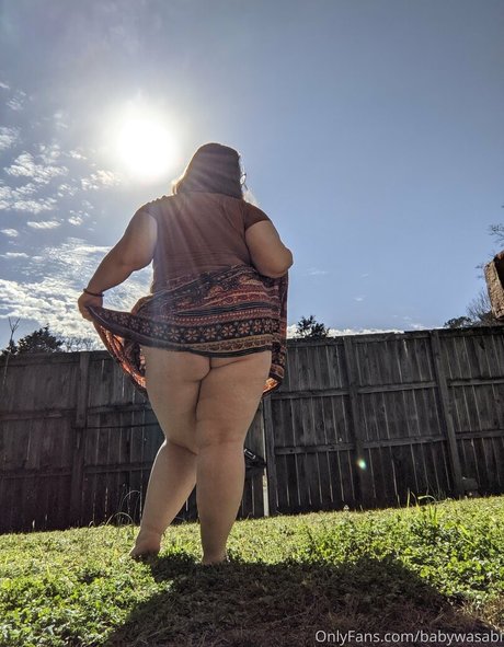 Naakte gelekte OnlyFans-foto van Babywasabi