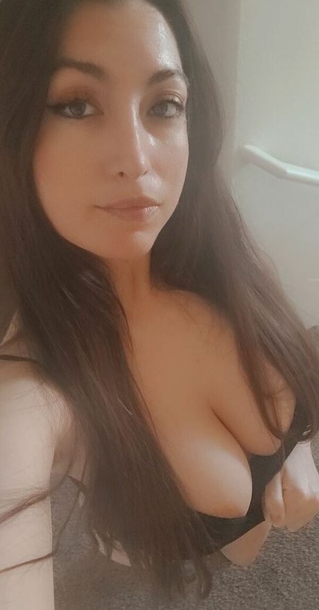 Naakte gelekte OnlyFans-foto van Chivettes