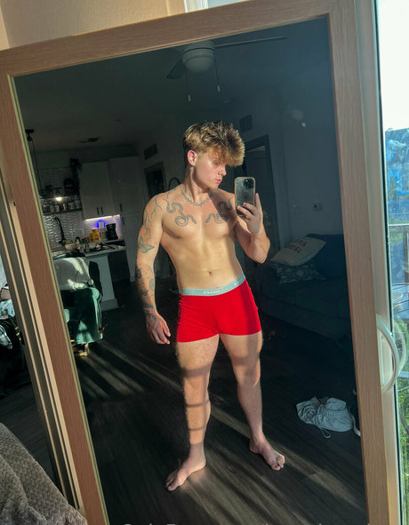 Naakte gelekte OnlyFans-foto van Itscodyandrew
