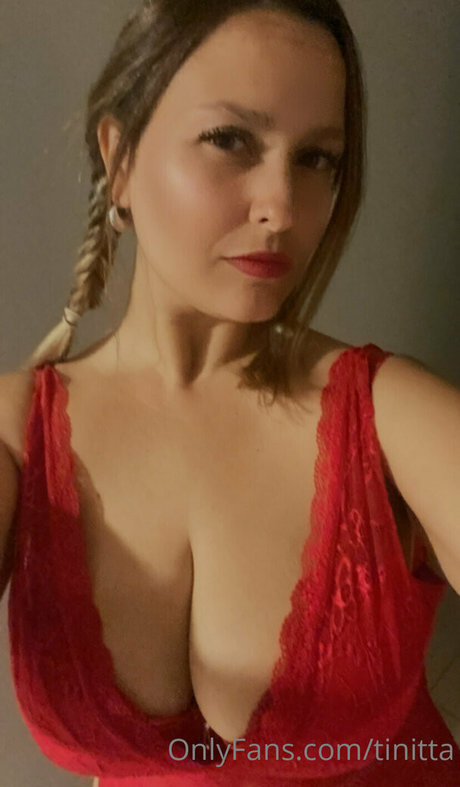 Naakte gelekte OnlyFans-foto van Tinitta