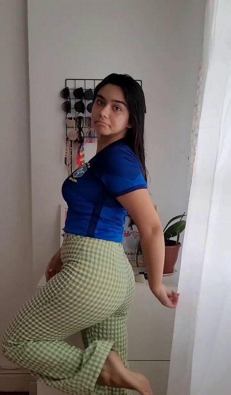 Naakte gelekte OnlyFans-foto van Bella Barp