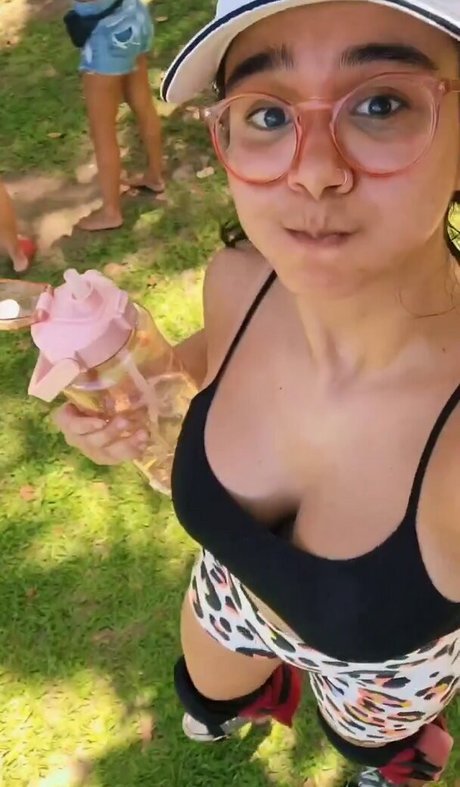 Naakte gelekte OnlyFans-foto van Bella Barp